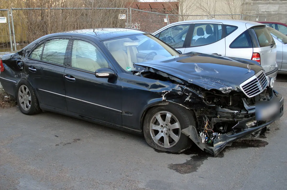 Mercedes-Benz Clasa E cu partea din față distrusă după un accident – daună totală